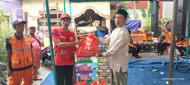 Respon Kebakaran, PMI Kota Jakarta Timur Berikan Bantuan Bagi Korban Terdampak Kebakaran di Cakung Barat