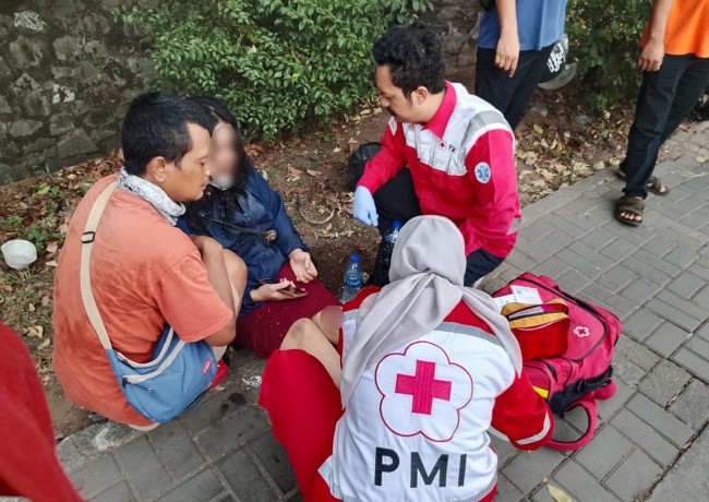 Ambulans PMI Jakarta Barat Tangani Kecelakaan Tunggal di Outer Ringroad Cengkareng