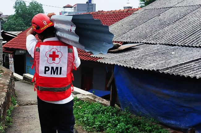 PMI Jaktim Berikan Bantuan Untuk Penyintas Rumah Roboh Di Batu Ampar