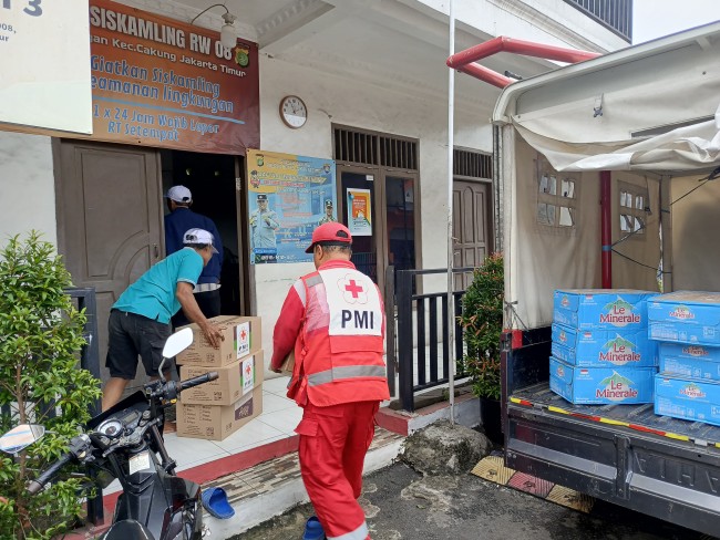 PMI Jaktim Salurkan Bantuan Bagi Masyarakat Terdampak Banjir di Penggilingan