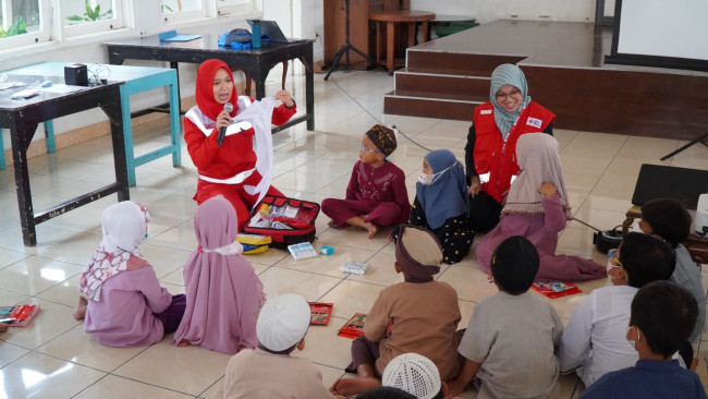 PMI DKI Jakarta Beri Edukasi Pertolongan Pertama, Kesiapsiagaan Bencana Dan Pengenalan Ambulans Untuk TK. Putra Setia Jakarta Pusat