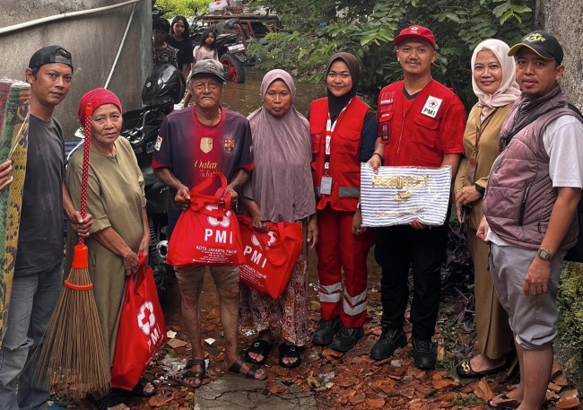 PMI Jaktim Salurkan Bantuan untuk Warga Terdampak Banjir di Sejumlah Wilayah