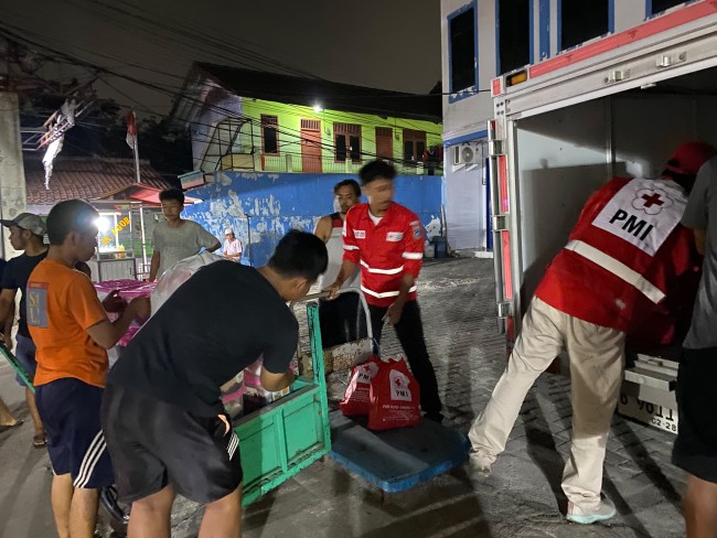 Di Balik Musibah, Ada Kepedulian: PMI Jakarta Timur Bantu Penyintas Kebakaran Pondok Kelapa