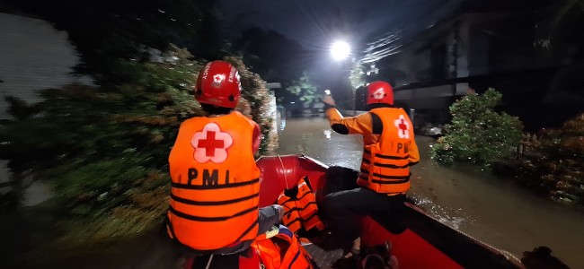 PMI Jaksel Kerahkan Tim Rescue Dan Distribusikan Ratusan Makanan Siap Saji Selama Banjir