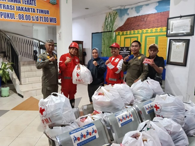 PMI Jaktim Salurkan Bantuan untuk Masyarakat Terdampak Banjir di Rawa Terate