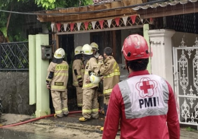 Meski Diguyur Hujan, Petugas PMI Jaksel Tetap Siaga Saat Kebakaran