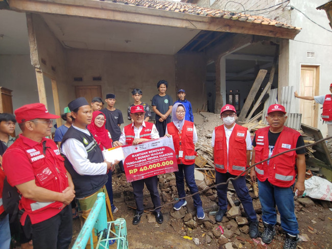 PMI Kota Jakarta Timur Berikan Uang Tunai untuk Rumah Ibadah dan Hygiene Kit bagi Warga yang Terdampak Gempa Cianjur