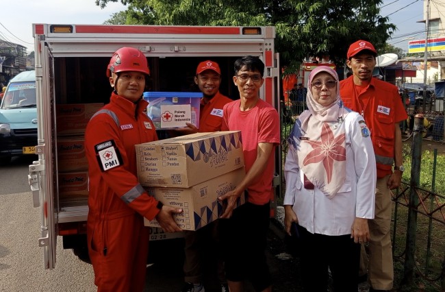 PMI Jaktim Salurkan Bantuan Untuk Penyintas Kebakaran Cipinang