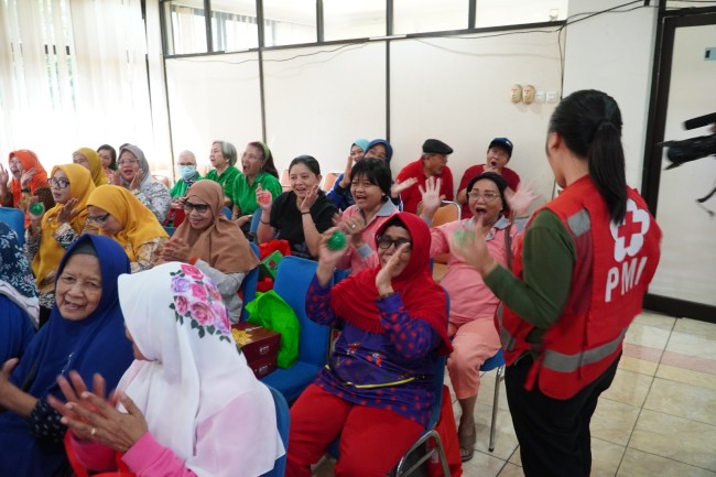 PMI Ajak Lansia Senam Bola Terapi pada Peluncuran Program SENEN SAKTI