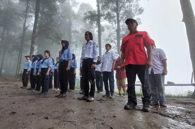 10 Anggota Muda KSR Esa Unggul Dikukuhkan di Halimun Salak
