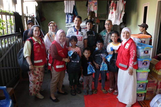 PMI Jaktim Salurkan Bantuan Kepada Penyintas Kebakaran Klender