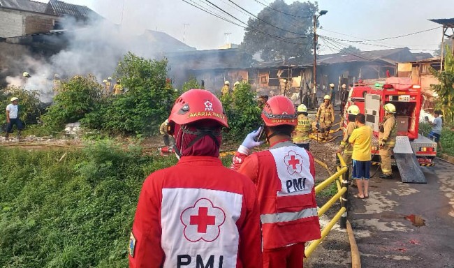 Respon Kebakaran, PMI Jaktim Gerak Cepat Kerahkan Ambulans dan Petugas Medis