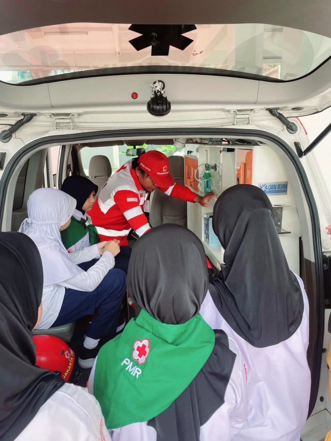 Edukasi Ambulans, Anggota PMR SD AI Muhajirin Pondok Kopi Kunjungi PMI Kota Jakarta Timur