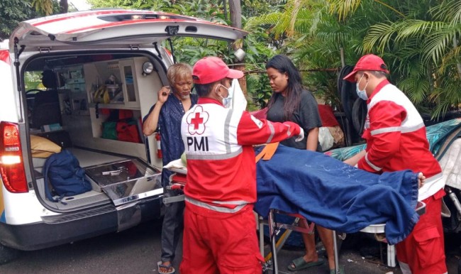 Respons Cepat PMI Jakpus, Antar Pasien ke RSPAD