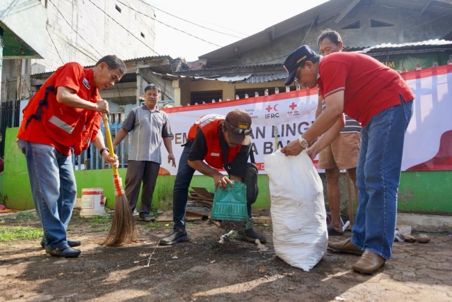 Pasca Banjir, PMI Jakbar Lakukan Kerja Bakti Massal Di Dua Kelurahan