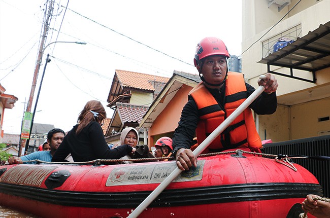 Banjir Melanda Jakarta Timur, PMI Jaktim Kerahkan Relawan Dan Salurkan Bantuan Untuk Warga Terdampak
