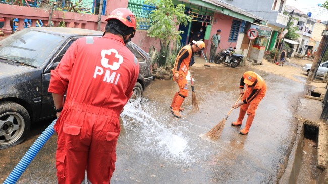 Gerakan Kerja Bhakti Massal Bersih Lingkungan Pasca Banjir di Jakarta Timur Terus Berlangsung