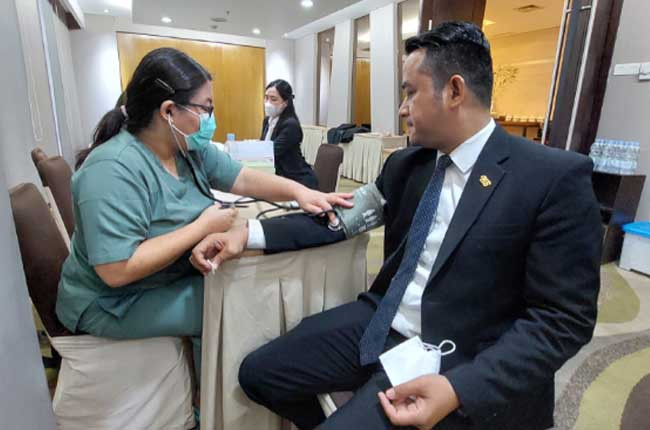 Santika Premiere: Sambil Menginap, Donor Darah