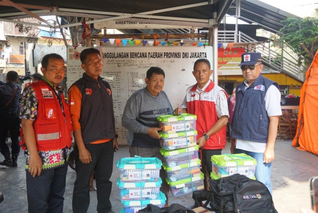 PMI Jakbar Kirim Bantuan Kepada Penyintas Kebakaran Di Jalan Semeru