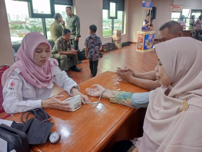 PMI Gelar Baksos Tes Kesehatan di Acara Dharma Wanita Satpol PP Kepulauan Seribu