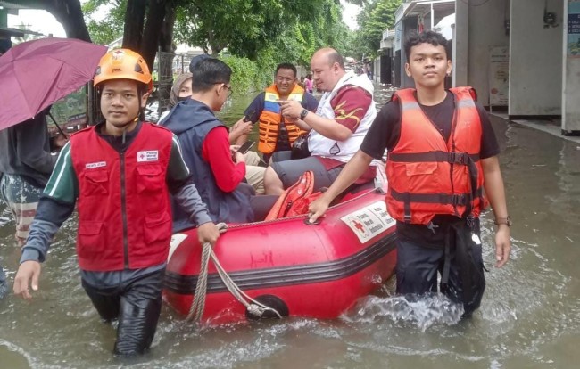 Bantu Masyarakat Terdampak Banjir, PMI Jakut Kerahkan Tim Rescue dan Tim Kesehatan