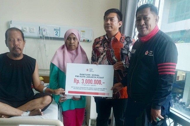 PMI Jakarta Pusat Berikan Bantuan Sosial untuk Linmas Petojo Utara yang Menjadi Korban Tawuran