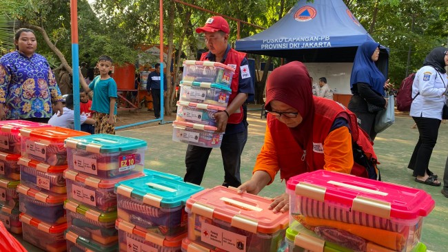 Penuhi Berbagai Kebutuhan Dasar Penyintas, PMI Jakbar Distribusikan Bantuan