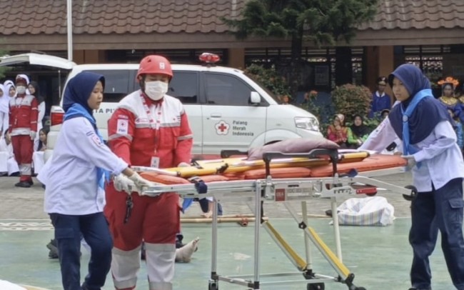 PMI Kota Jakarta Pusat Dukung Demo Ekstrakurikuler PMR pada Masa Pengenalan Lingkungan Sekolah (MPLS)