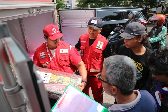 Respon Cepat PMI Jaktim Pada Kebakaran Pondok Bambu, Kerahkan Ambulans Hingga Salurkan Bantuan Logistik