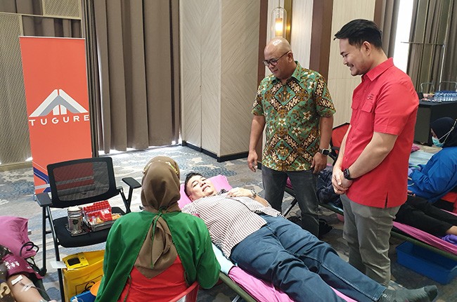 Peduli PMI Dalam Gerak Kemanusiaan, PT. Tugure Gelar Donor Darah Dan Beri Donasi Kemanusiaan