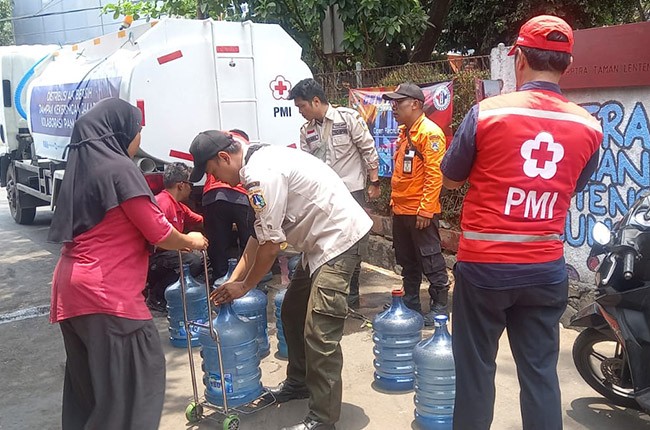 PMI Jaksel Distribusikan Air Bersih Di Kelurahan Lenteng Agung