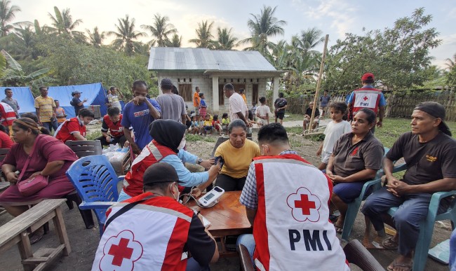 Tembus Jalur Terisolasi, Tim Kesehatan PMI Tangani Ratusan Korban Gempa di Sengari