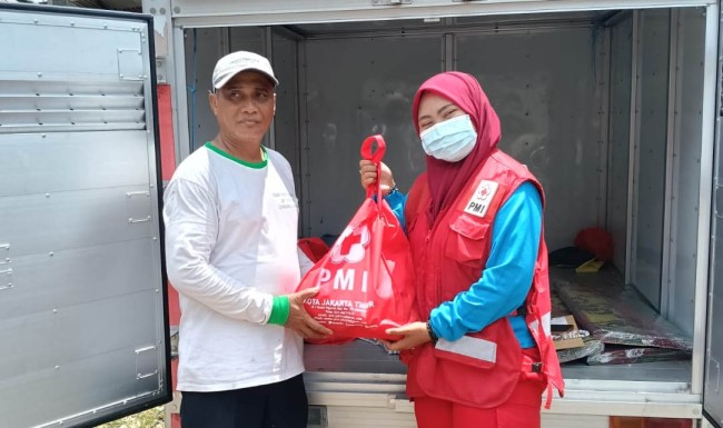 PMI Jakarta Timur Salurkan Bantuan untuk Penyintas Kebakaran di Cakung Timur