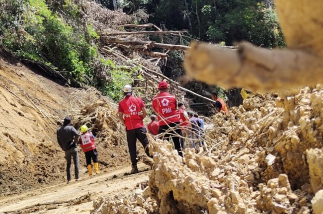Langkah Kemanusiaan PMI Menembus Longsor Demi Berikan Layanan di Desa Umang