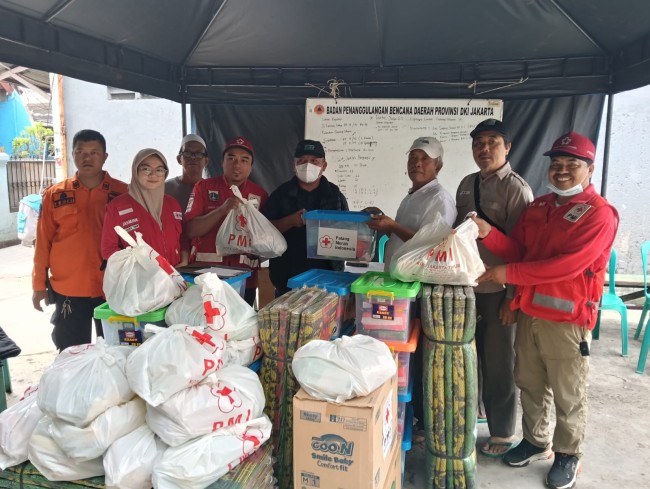 PMI Jaktim Salurkan Bantuan untuk Penyintas Kebakaran di Cipinang Lontar