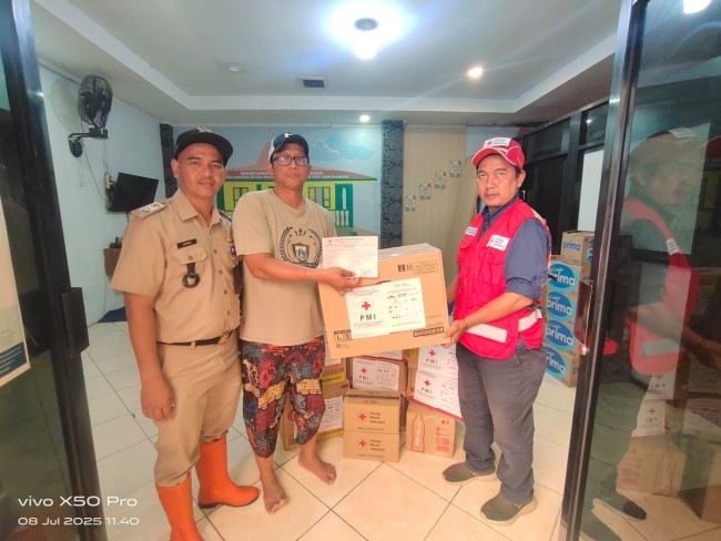 PMI Kota Jakarta Barat Kirim Bantuan Ke Penyintas Banjir Di Rawa Buaya