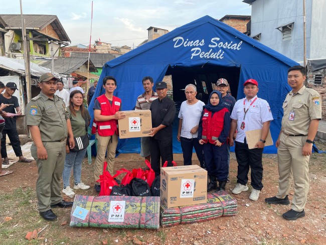 PMI Kota Jakarta Timur Salurkan Bantuan untuk Penyintas Kebakaran di Utan Kayu Selatan