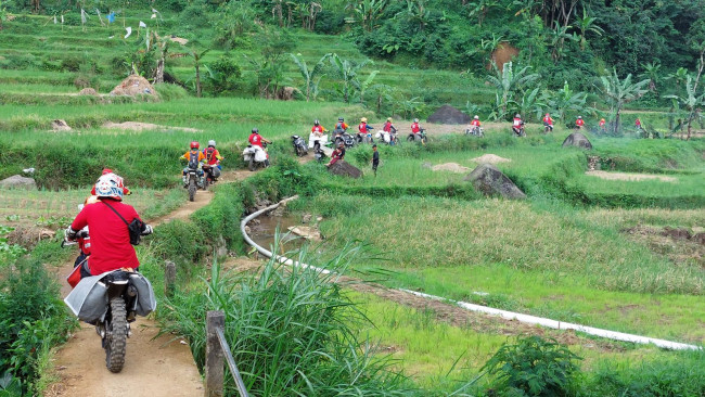 PMI Kerahkan Tim Motor Trail Distribusikan Bantuan Di Daerah Terisolir