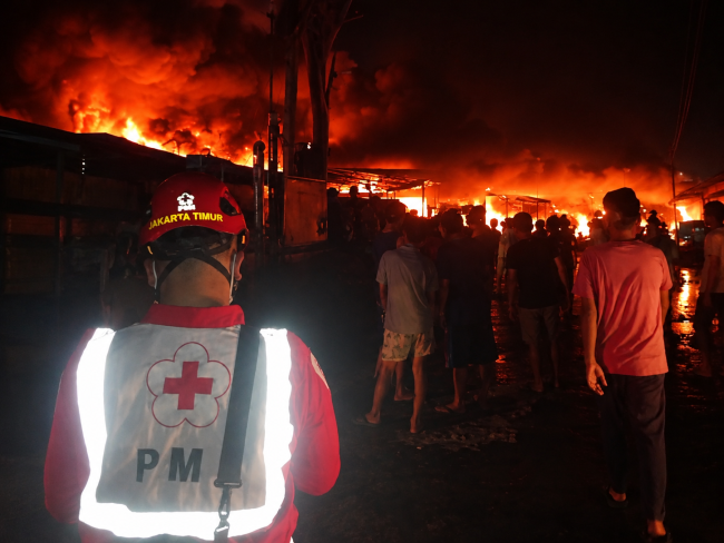 PMI Jakarta Timur Bersiaga Dukung Penanganan Kebakaran Pabrik Bingkai Kayu di Pondok Kelapa