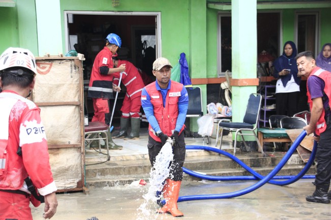 Pasca Banjir, PMI Jakut Kirim Relawan Bantu Bersih Lingkungan