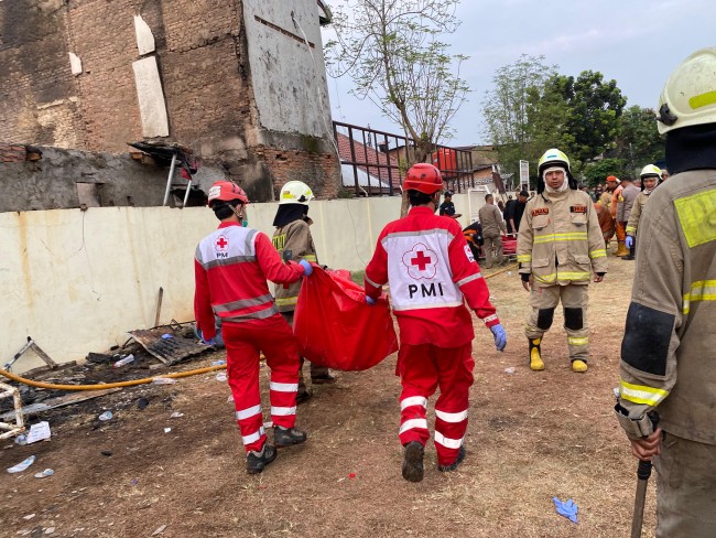 PMI Jakbar Kerahkan Dua Unit Ambulans dan Satu Mobil Jenazah Pada Kebakaran Di Kalianyar