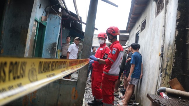 PMI Jaktim Berikan Layanan Kesehatan bagi Penyintas Kebakaran Pinang Ranti